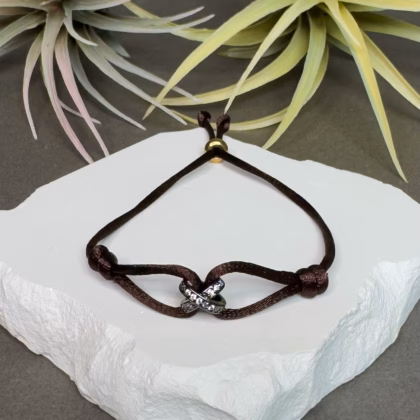 Satiinpael "Burgundy Black Cross"