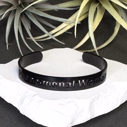 "Phenomenal Woman" käevõru