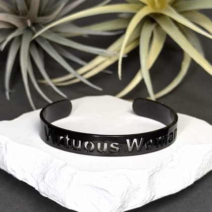 "Virtuous Woman" käevõru