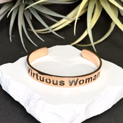 "Virtuous Woman" käevõru