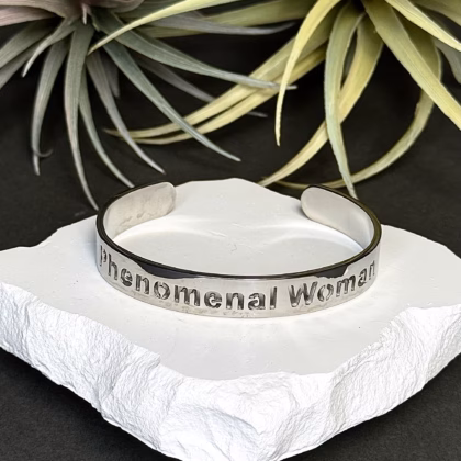 "Phenomenal Woman" käevõru