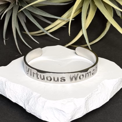 "Virtuous Woman" käevõru