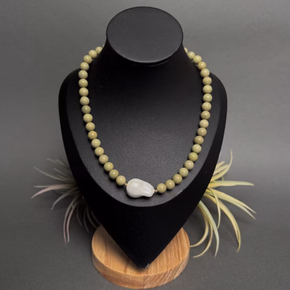 Kaelakee "Baroque Olive"